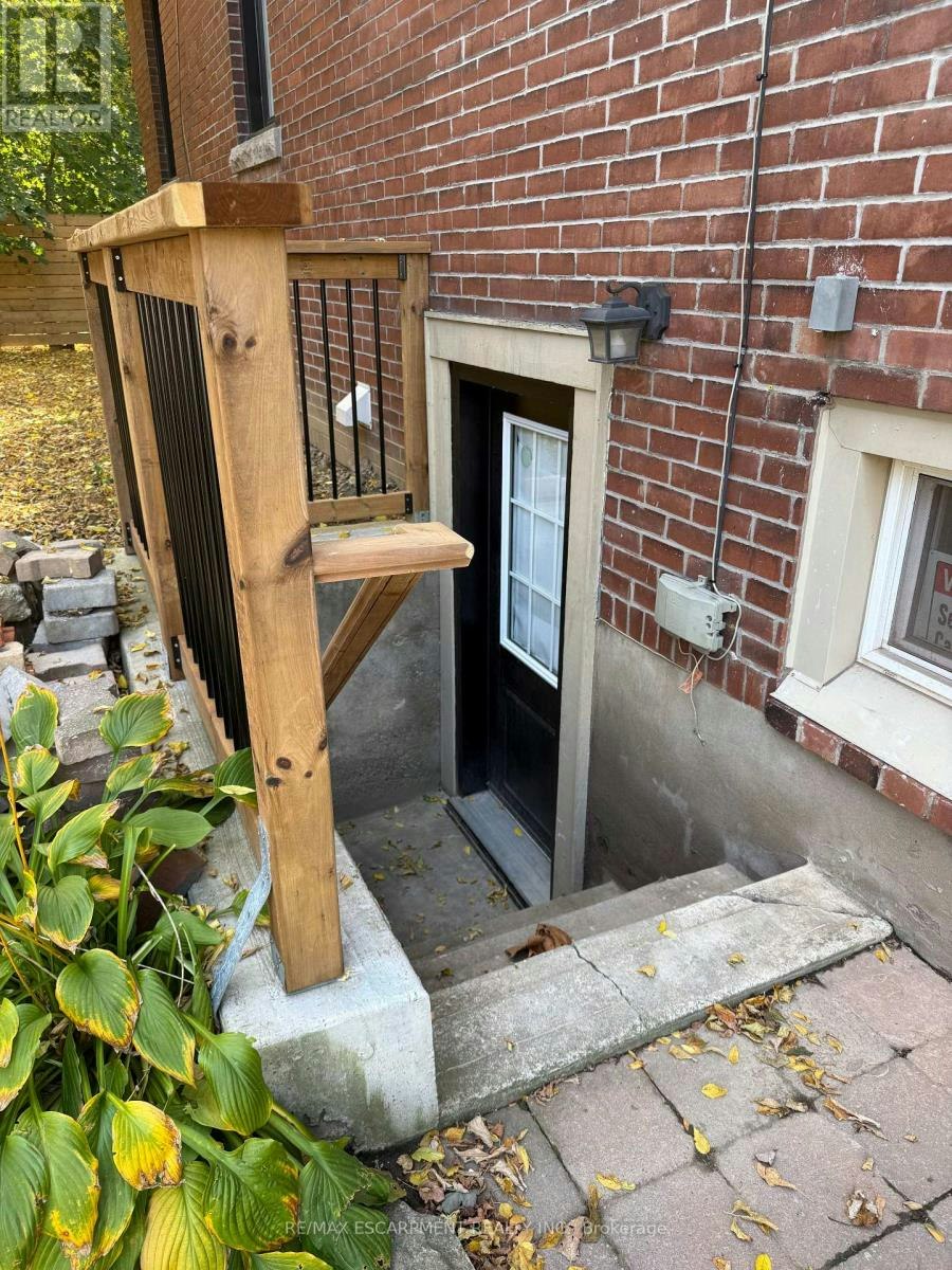 LOWER-17 Inverness Avenue W, Hamilton, ON, L9C 1A1 - 2