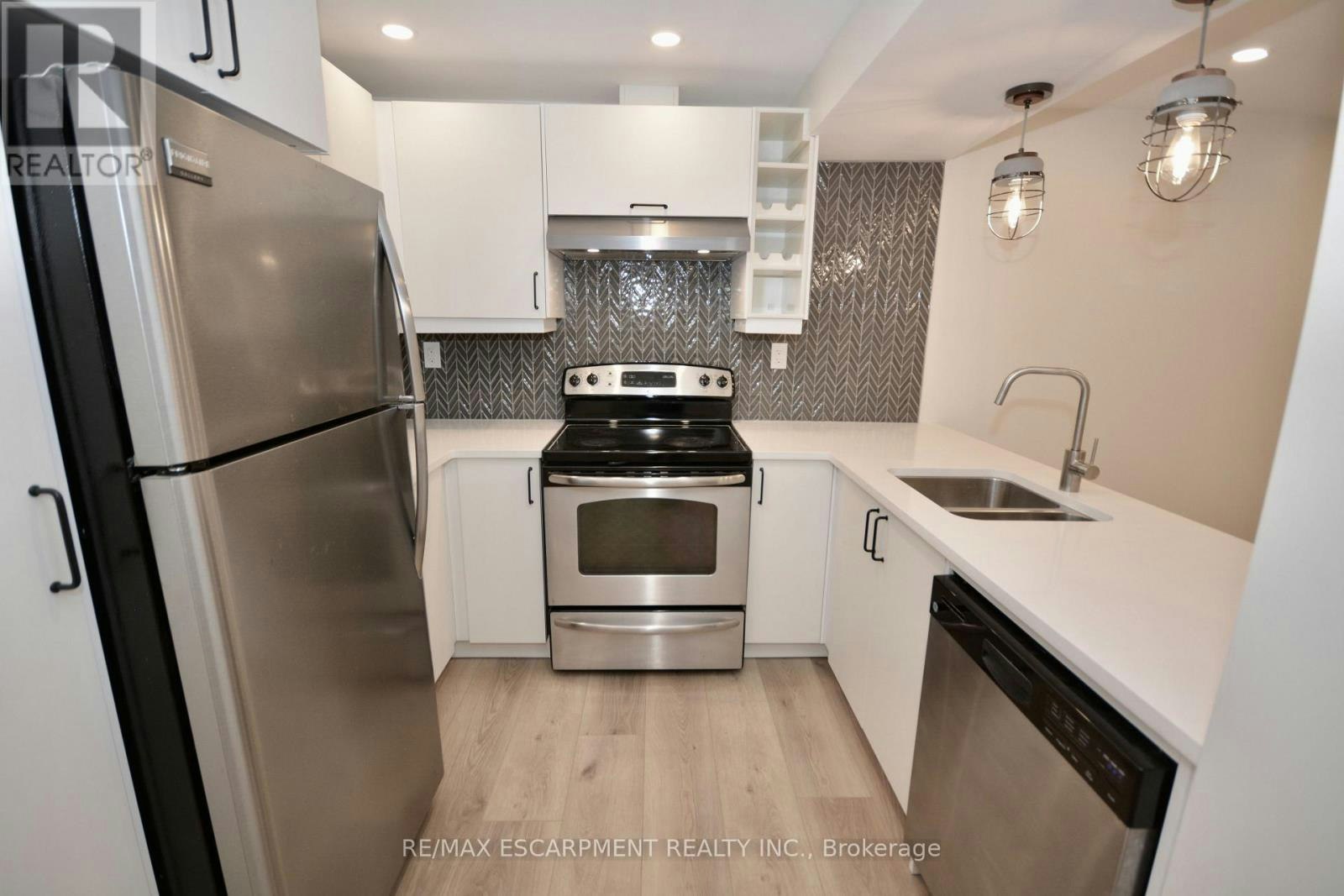 LOWER-17 Inverness Avenue W, Hamilton, ON, L9C 1A1 - 4