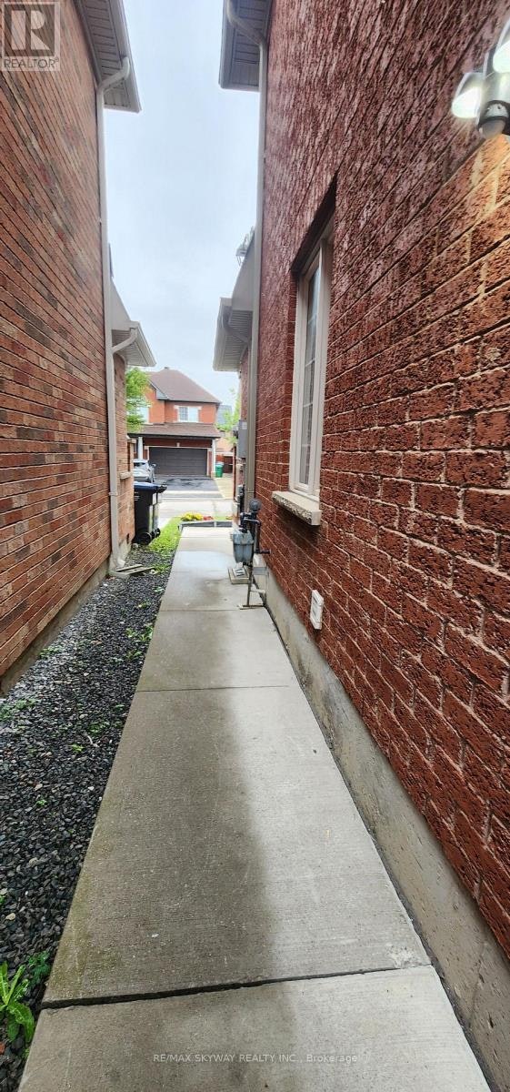 68 Cobblehill Crescent, Brampton, ON, L6P 2M4 - 2