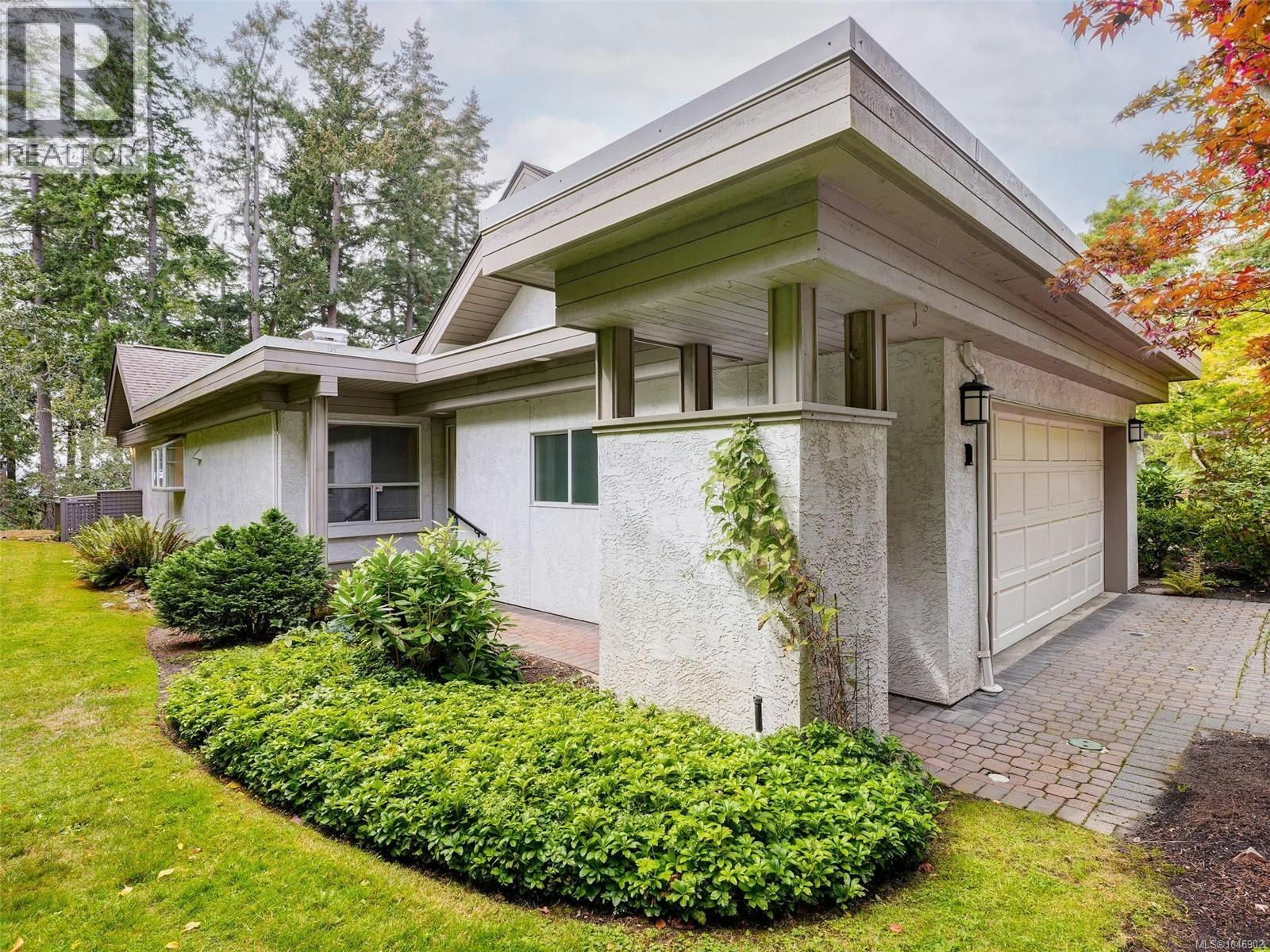 1-928 Bearwood Lane, Saanich, BC, V8P 5A5