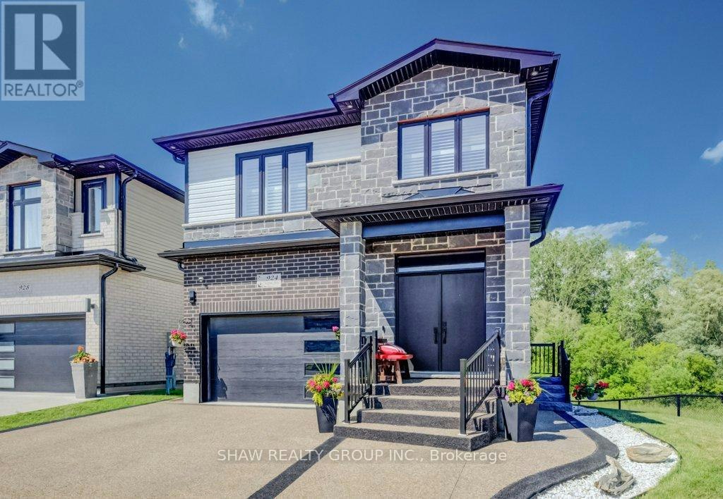 924 Chapel Hill Court, Kitchener, ON, N2R 0P4