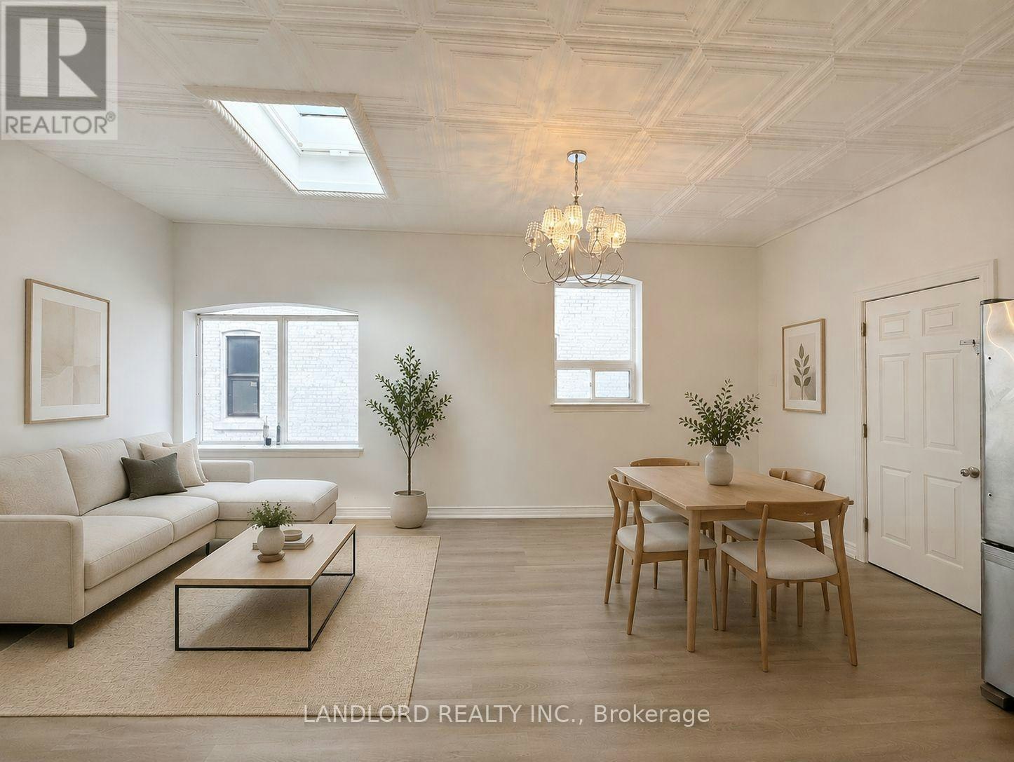 UPR. FR-385 Jane Street, Toronto, ON, M6S 3Z3