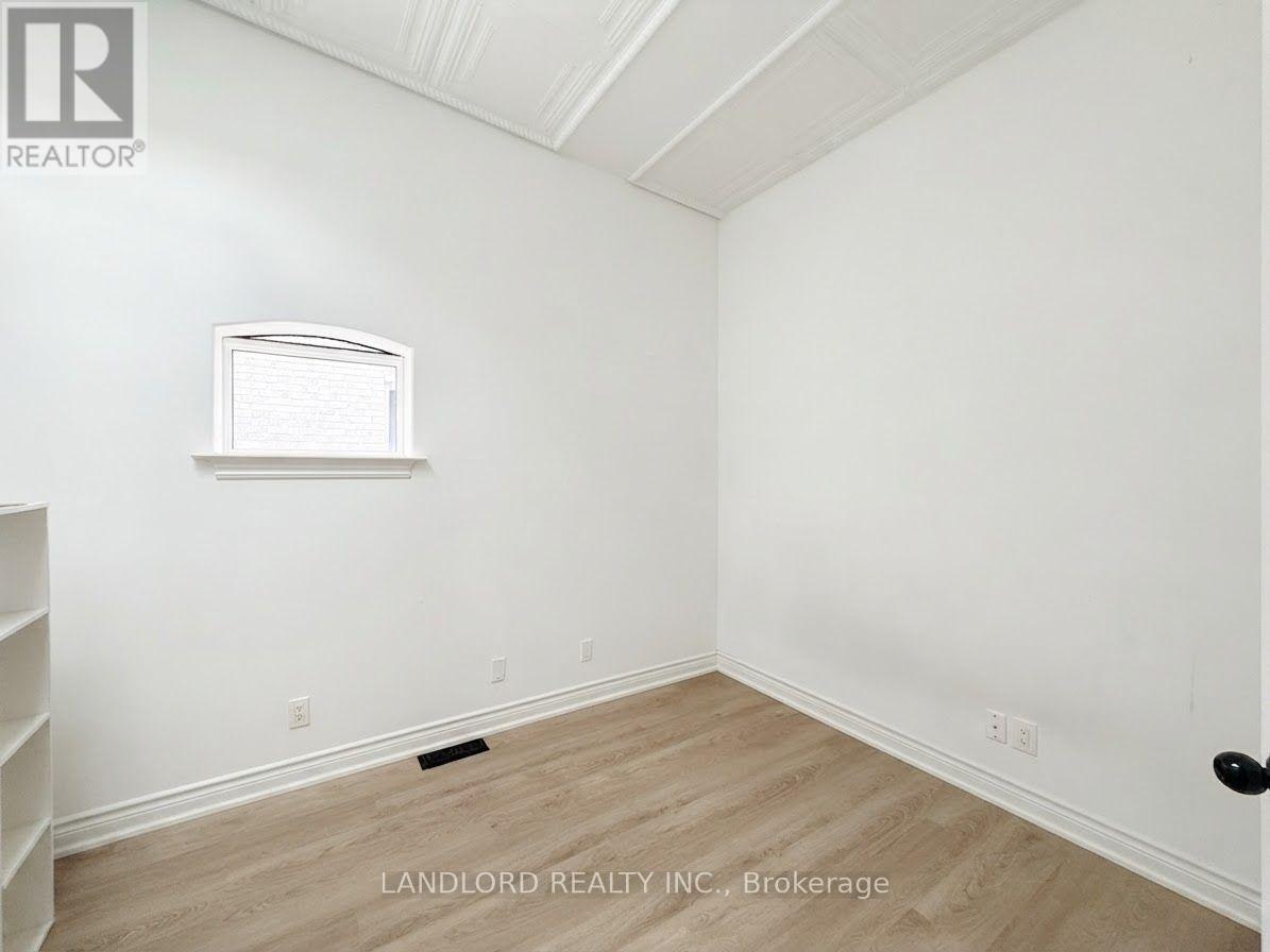 UPR. FR-385 Jane Street, Toronto, ON, M6S 3Z3 - 13