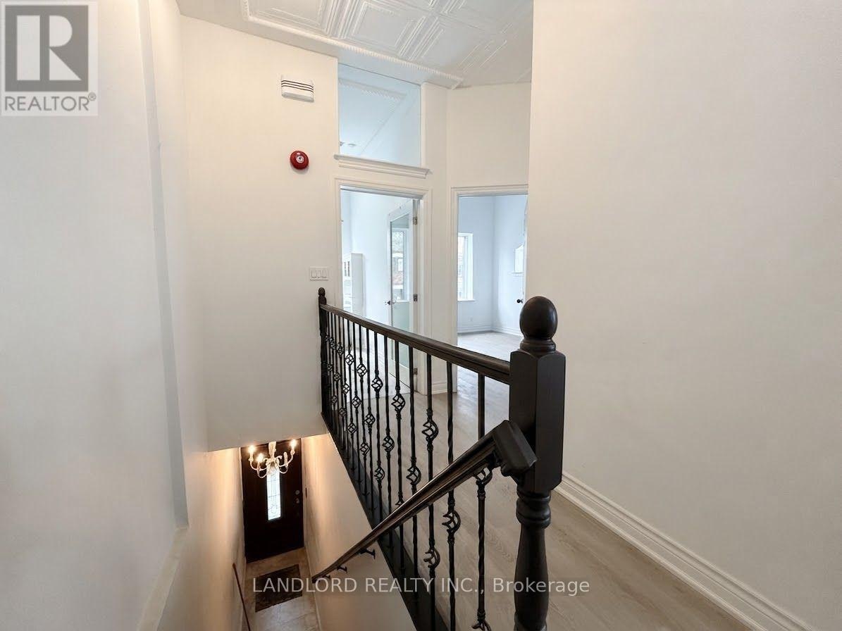 UPR. FR-385 Jane Street, Toronto, ON, M6S 3Z3 - 26