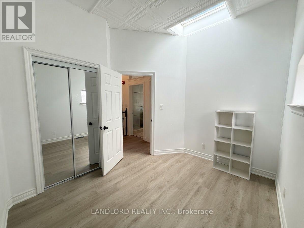 UPR. FR-385 Jane Street, Toronto, ON, M6S 3Z3 - 14