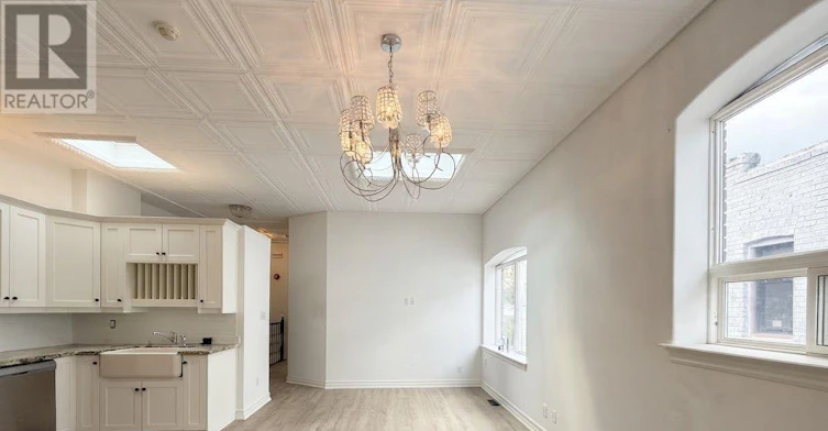 UPR. FR-385 Jane Street, Toronto, ON, M6S 3Z3 - 6