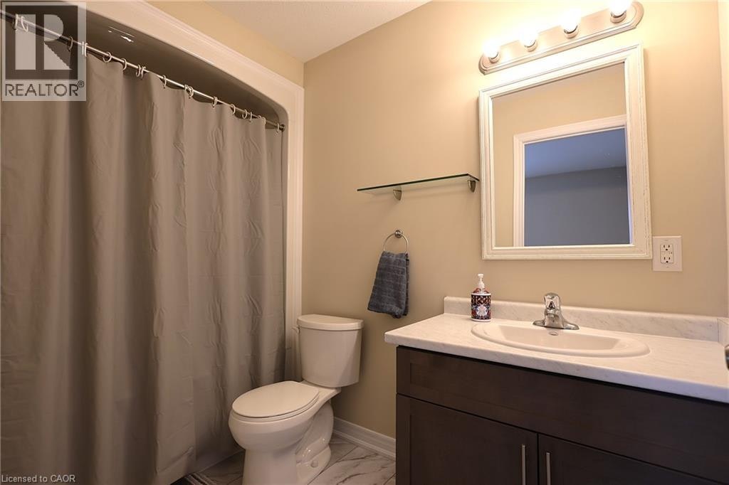 25-60 Canterbury Drive, St. Catharines, ON, L2P 0E7 - 2