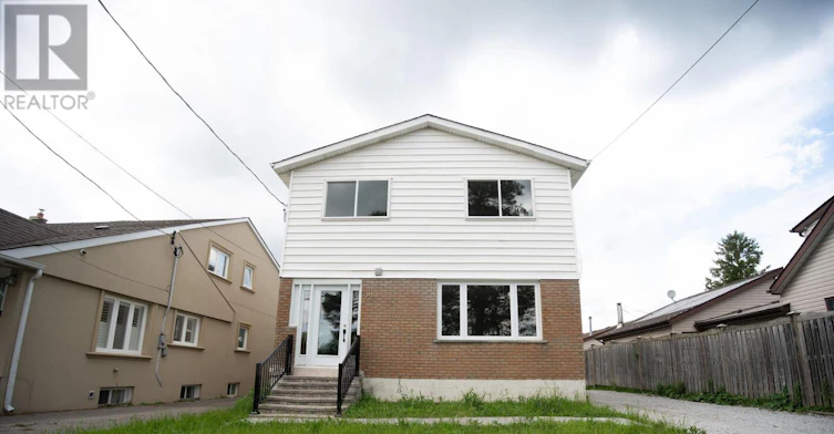 UPPER-22 Elm Grove Avenue, Richmond Hill, ON, L4E 2T1
