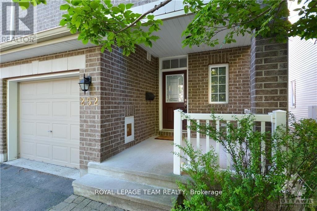 252 Tandalee Crescent, Ottawa, ON, K2M 0A1 - 2