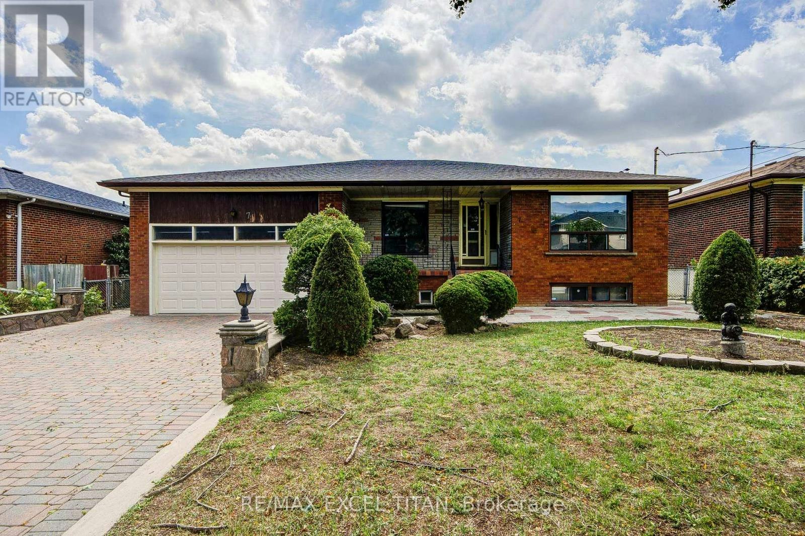 7 Muir Avenue, Toronto, ON, M9L 1H4