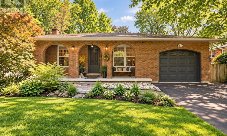 37 Spruceside Crescent