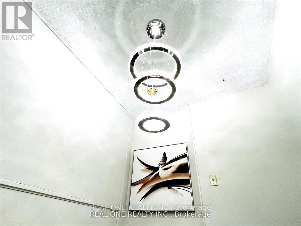 105 Aurora Heights Drive, Aurora, ON, L4G 2X1 - 2