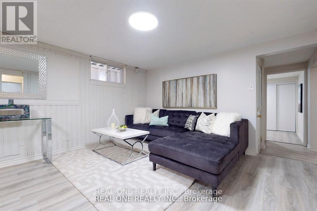 105 Aurora Heights Drive, Aurora, ON, L4G 2X1 - 3