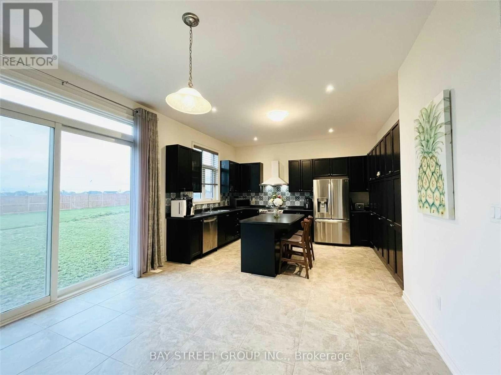 25 Mcisaac Drive, Springwater, ON, L9X 2A2 - 24