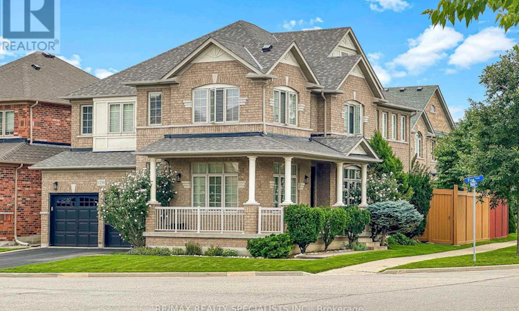 1239 Fox Crescent
