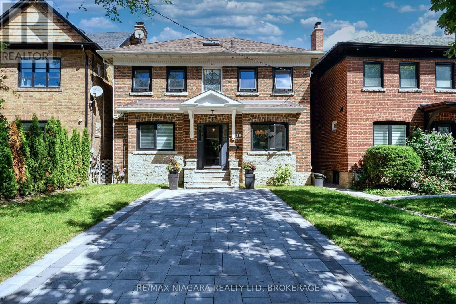 38 Yonge Boulevard, Toronto, ON, M5M 3G5