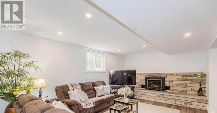 7 Kerry Crescent E, Ottawa, ON, K2E 5V7 - 11