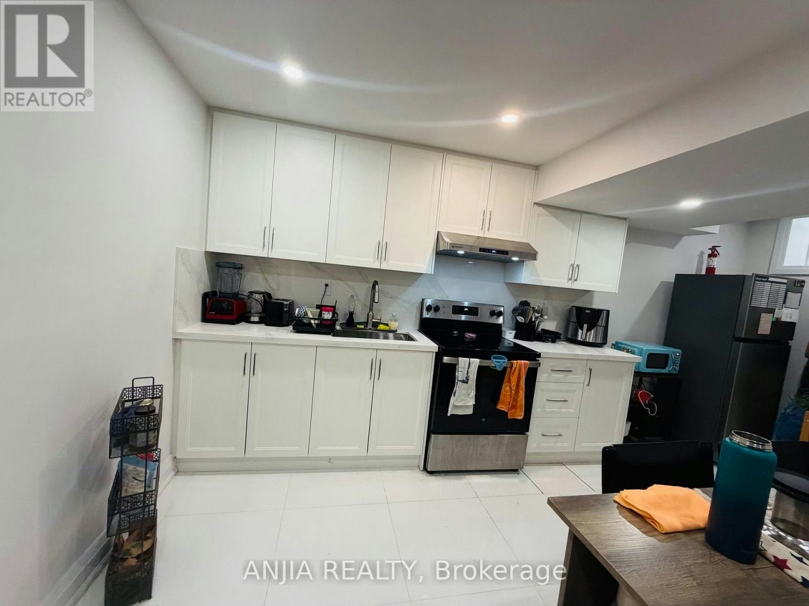 310 Hillsdale Avenue E, Toronto, ON, M4S 1T8 - 2