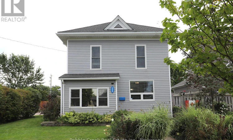 206 Picton Street E