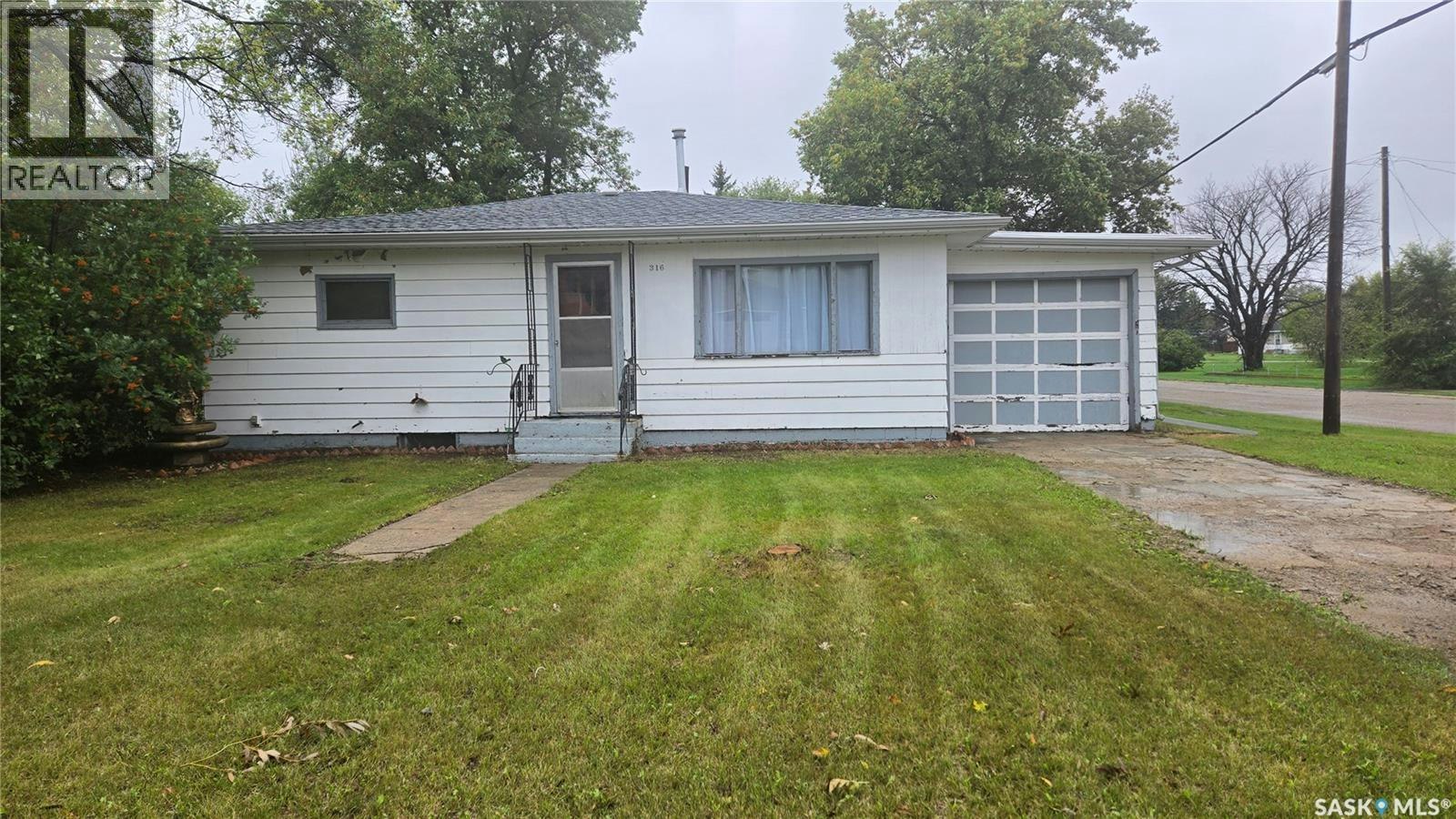 316 Murray Street, Oxbow, SK, S0C 2B0