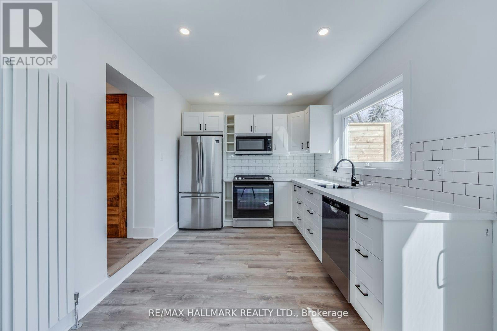 UPPER-327 Kenilworth Avenue, Toronto, ON, M4L 3S9 - 4