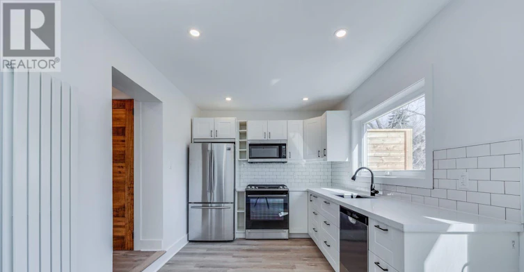 UPPER-327 Kenilworth Avenue, Toronto, ON, M4L 3S9 - 4