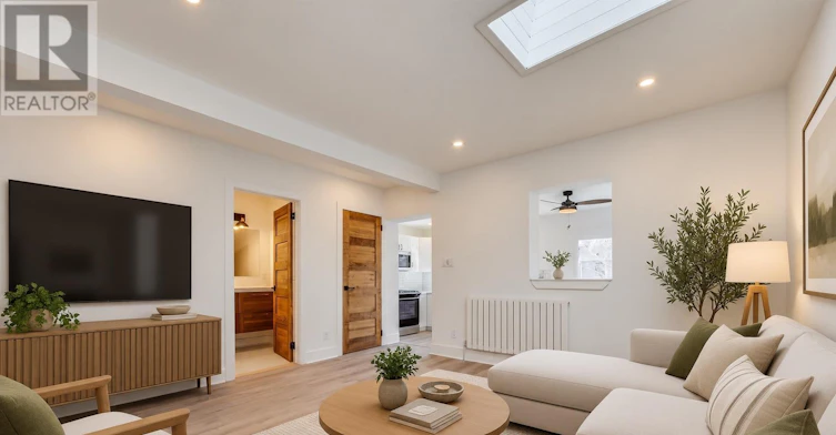 UPPER-327 Kenilworth Avenue, Toronto, ON, M4L 3S9