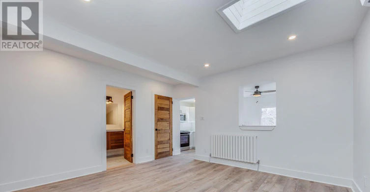 UPPER-327 Kenilworth Avenue, Toronto, ON, M4L 3S9 - 2