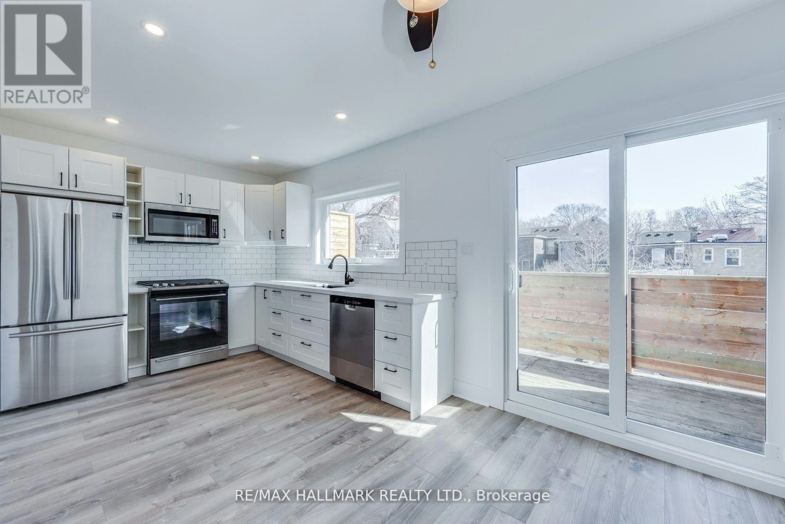 UPPER-327 Kenilworth Avenue, Toronto, ON, M4L 3S9 - 3