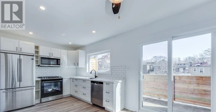 UPPER-327 Kenilworth Avenue, Toronto, ON, M4L 3S9 - 3