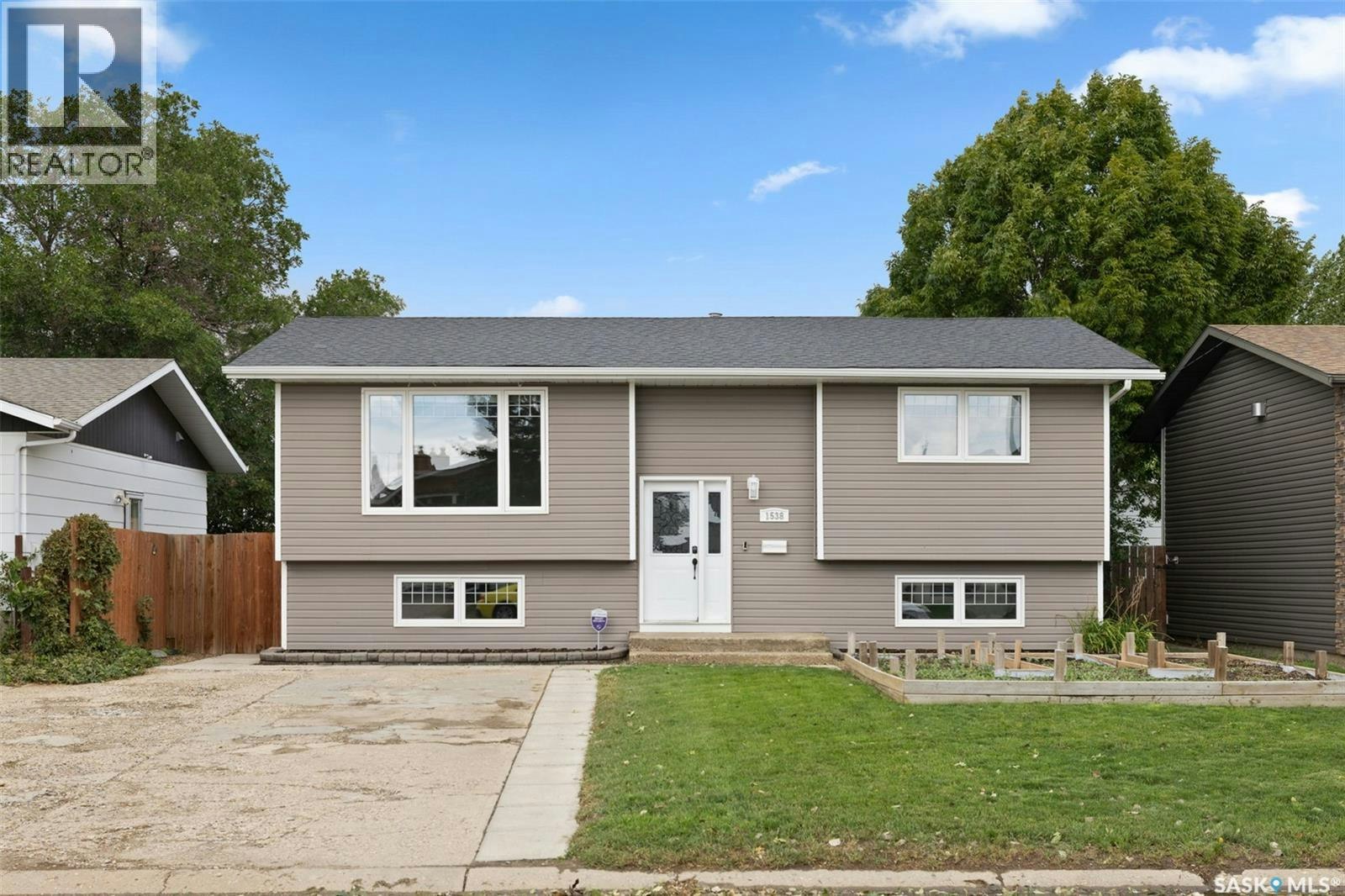 1538 Spadina Street W, Moose Jaw, SK, S6H 7E6