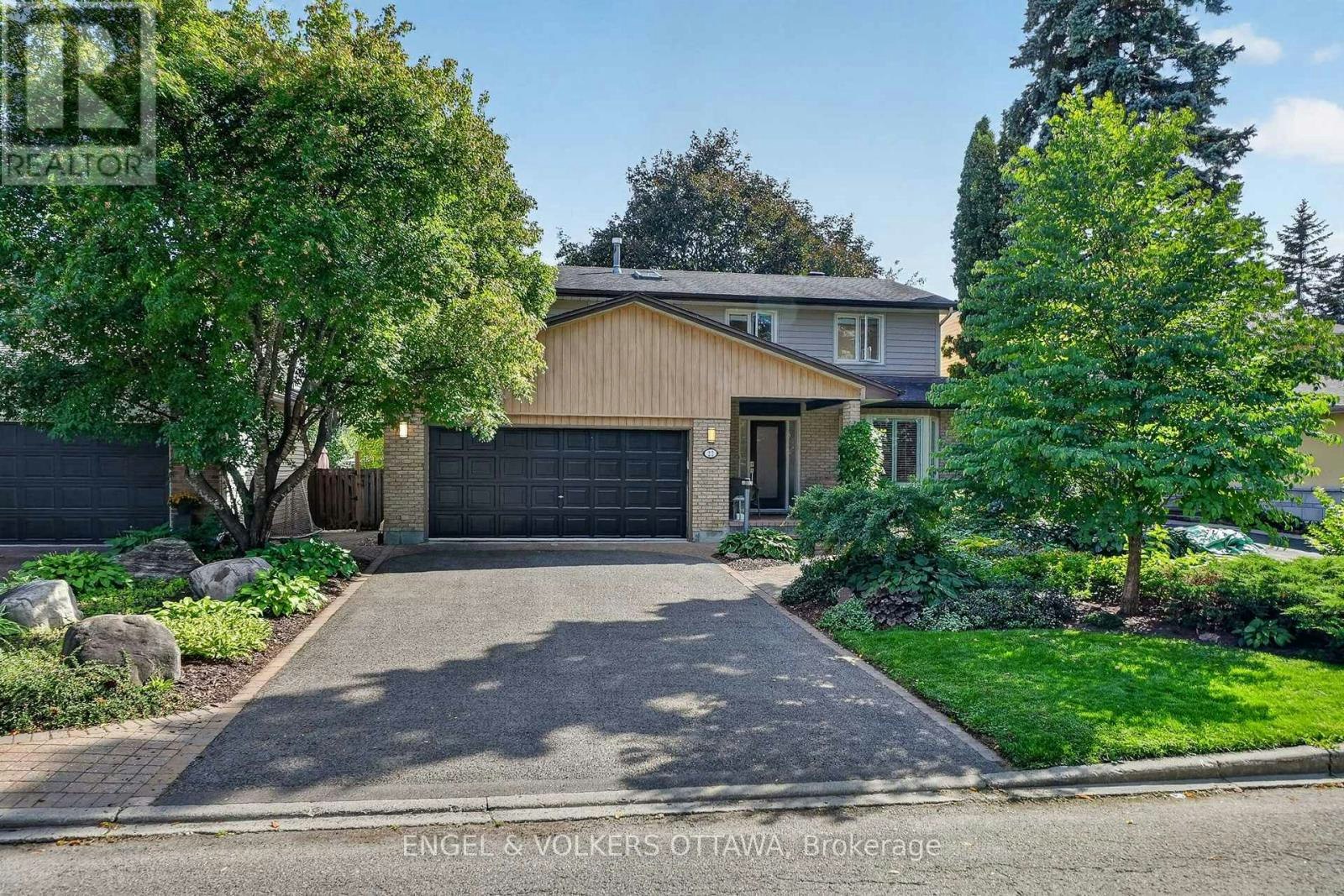 22 Lynhurst Avenue, Ottawa, ON, K1V 9W7