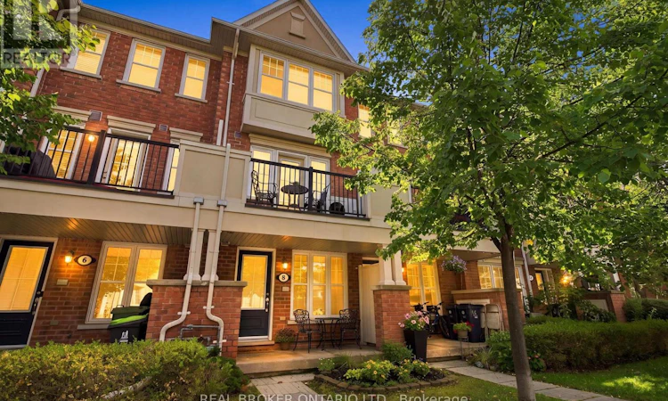 8 Ayers Crescent