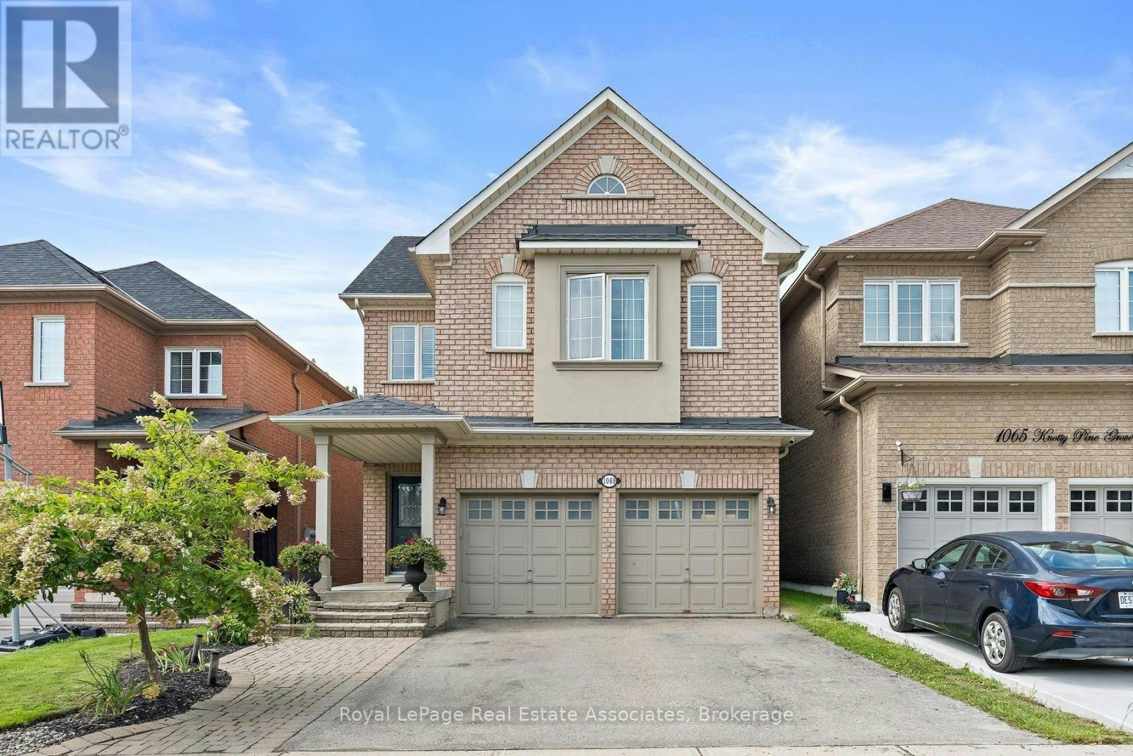 1069 Knotty Pine Grove, Mississauga, ON, L5W 1J6