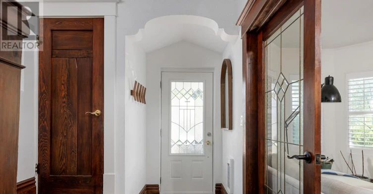 MAIN-32 Roblocke Avenue, Toronto, ON, M6G 3R7 - 3