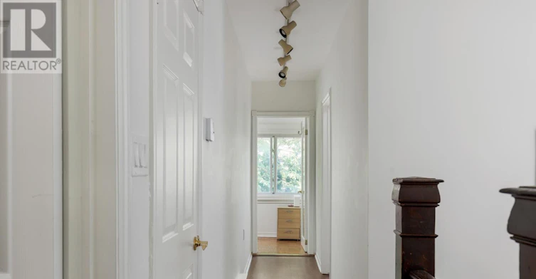 MAIN-32 Roblocke Avenue, Toronto, ON, M6G 3R7 - 40