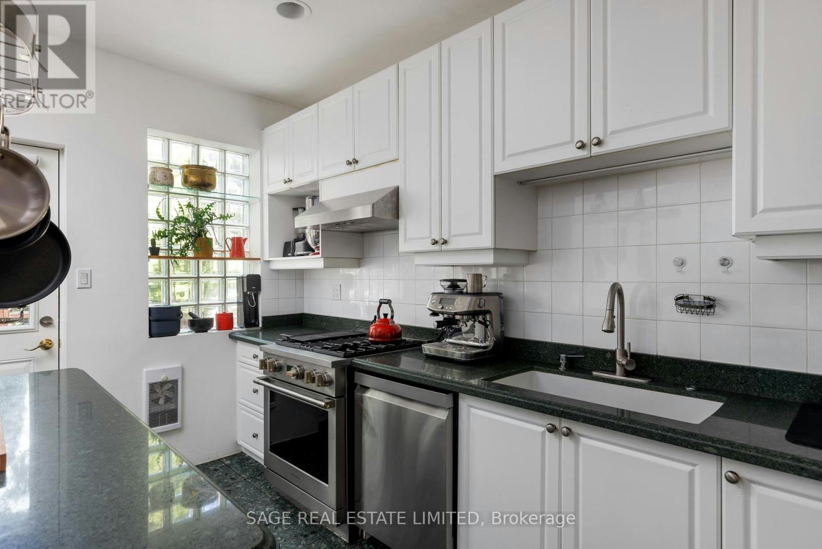 MAIN-32 Roblocke Avenue, Toronto, ON, M6G 3R7 - 21