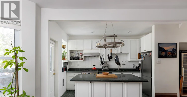 MAIN-32 Roblocke Avenue, Toronto, ON, M6G 3R7 - 17