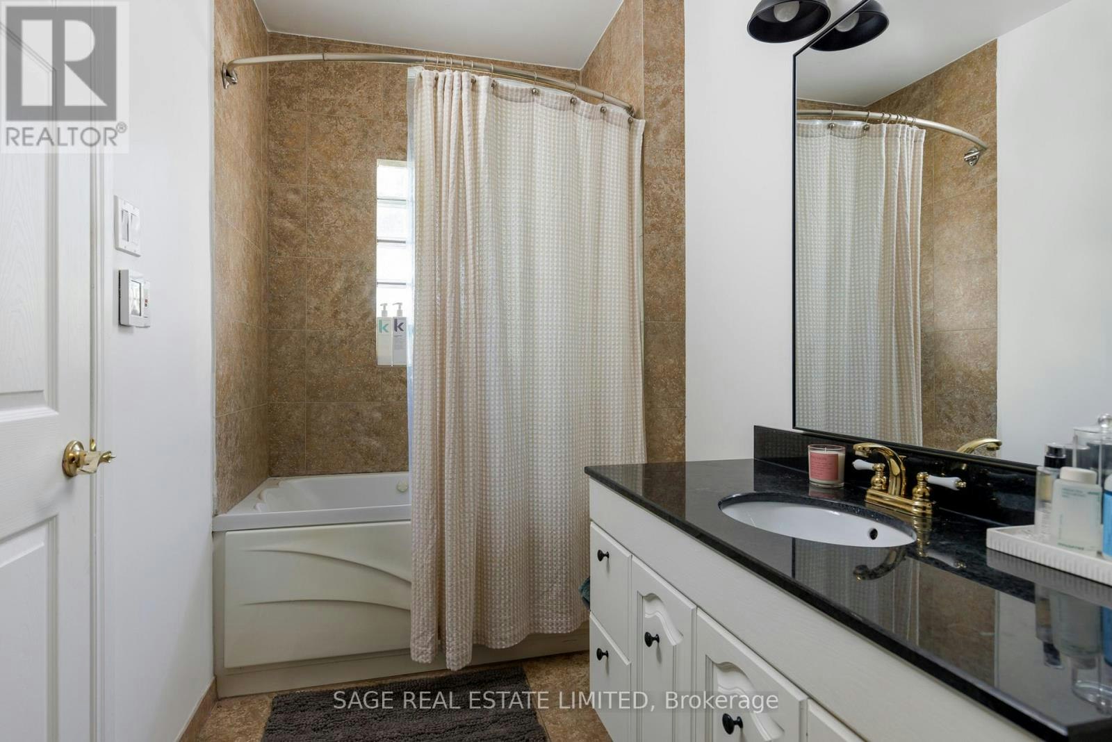 MAIN-32 Roblocke Avenue, Toronto, ON, M6G 3R7 - 46