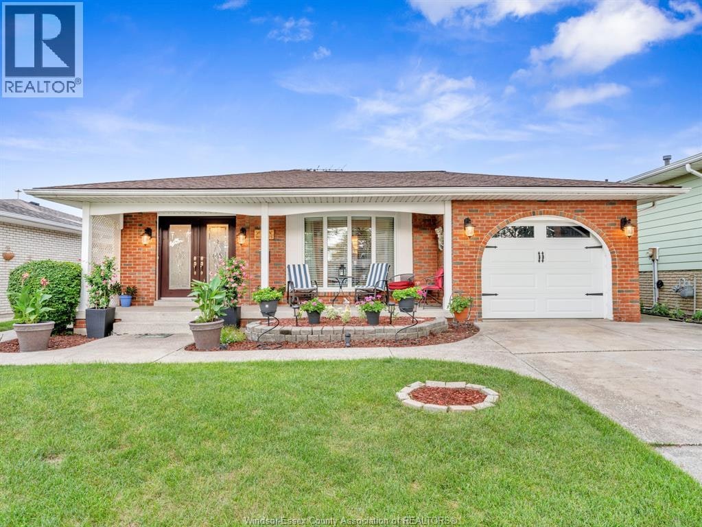 9975 Holly Cres Crescent, Windsor, ON, N8R 1Y6