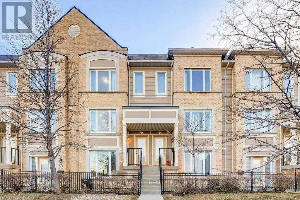 64-60 Fairwood Circle, Brampton, ON, L6R 0Y6