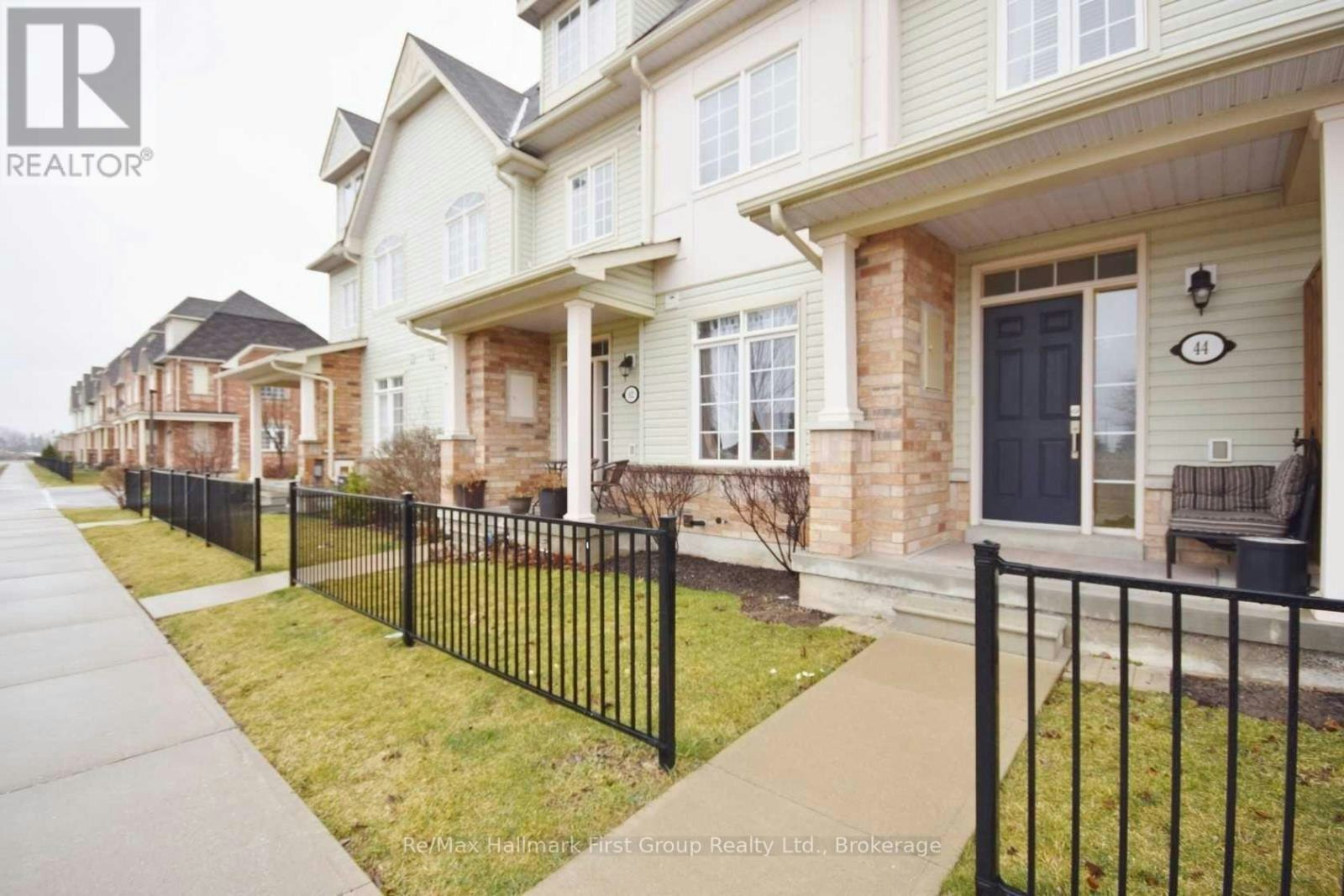 44 Wicker Park Way, Whitby, ON, L1R 0E1