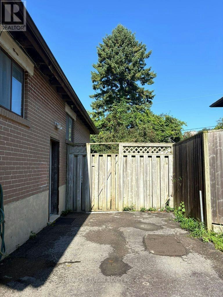 BSMT-868 Chapleau Drive, Pickering, ON, L1W 1P4 - 2