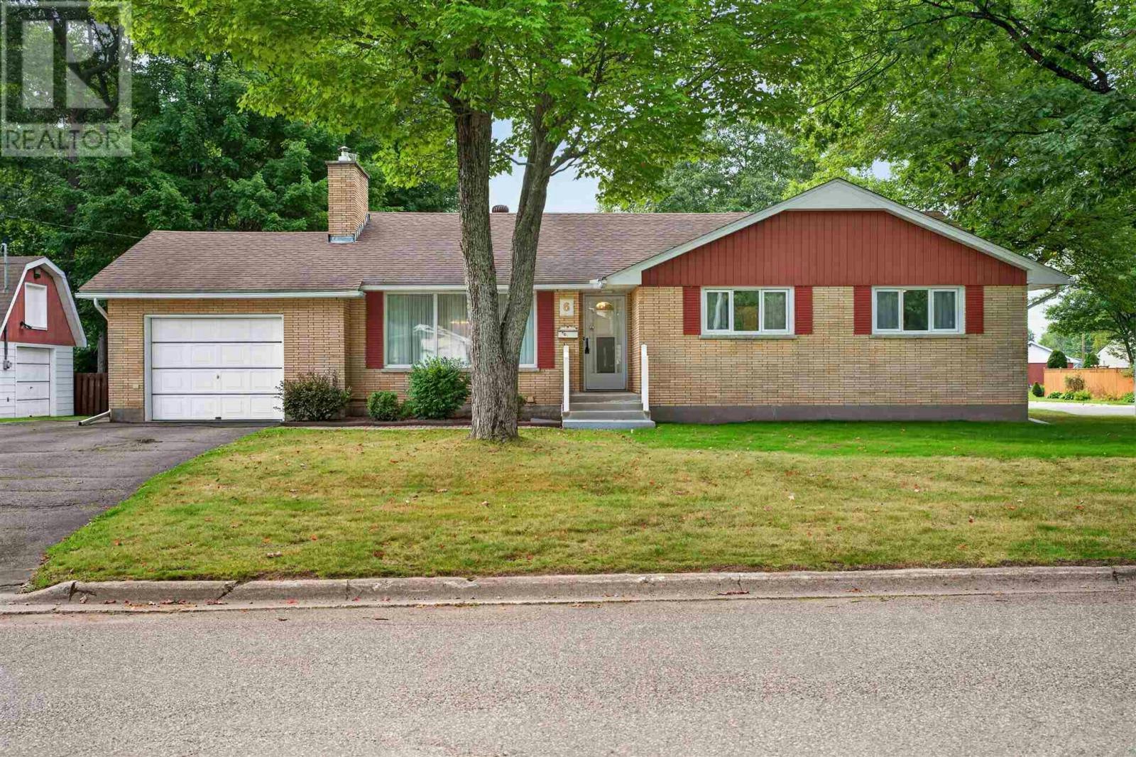 6 Pinemore Boulevard, Sault Ste. Marie, ON, P6B 4E3