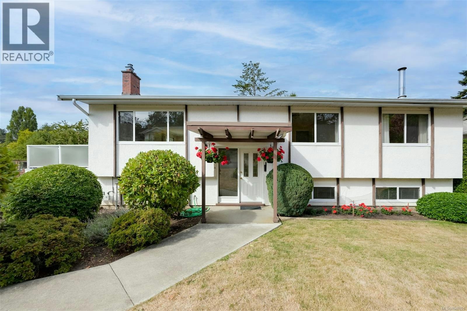4218 Thornhill Crescent, Saanich, BC, V8N 3G5