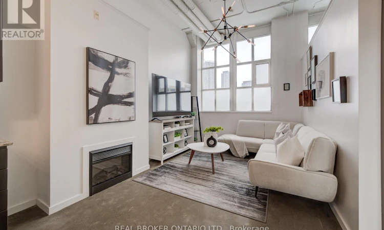126-410 King Street W