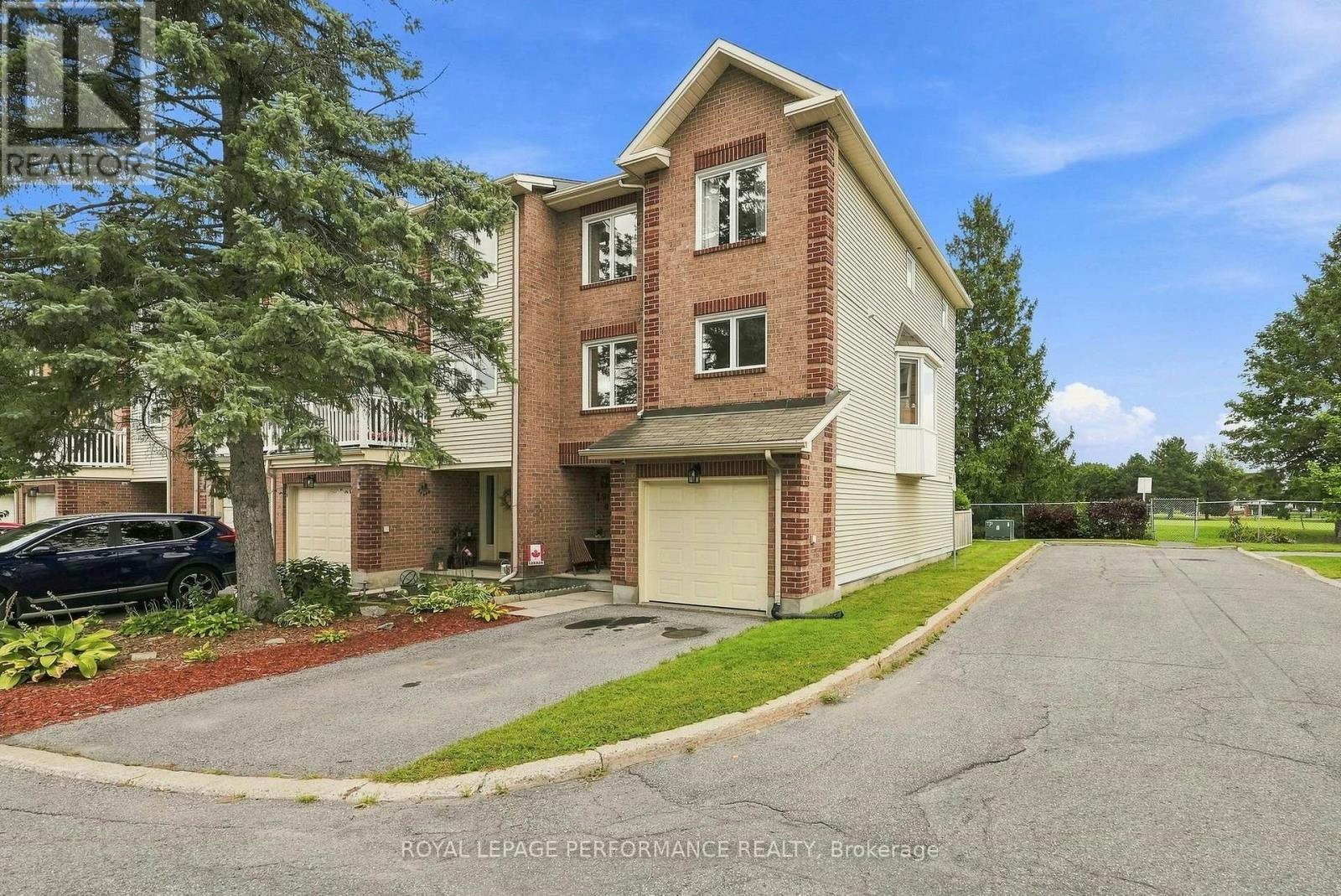 1992 Summerfields Crescent, Ottawa, ON, K1C 7B4