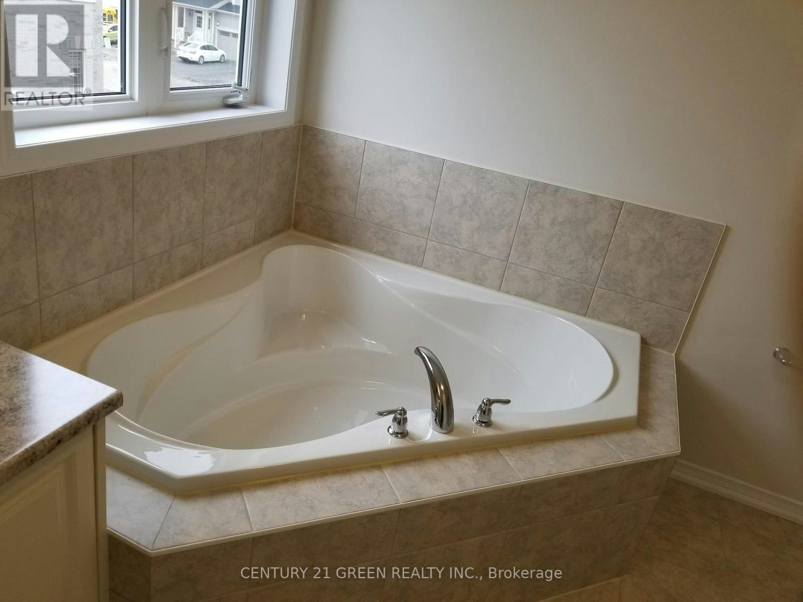 28 Sara Drive, Thorold, ON, L3B 0G4 - 28