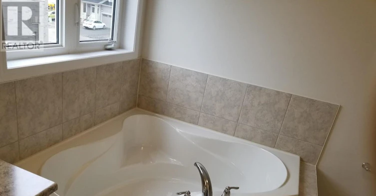 28 Sara Drive, Thorold, ON, L3B 0G4 - 28