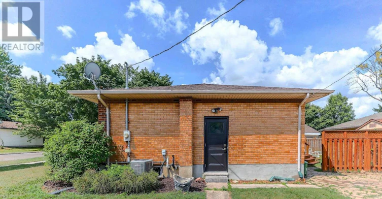 724 Brant Street, London, ON, N5Y 3N1 - 4